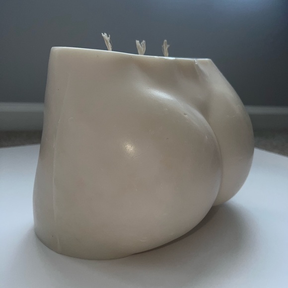 CAIYU CANDLE Le Derrière Candle in White - Picture 6 of 11